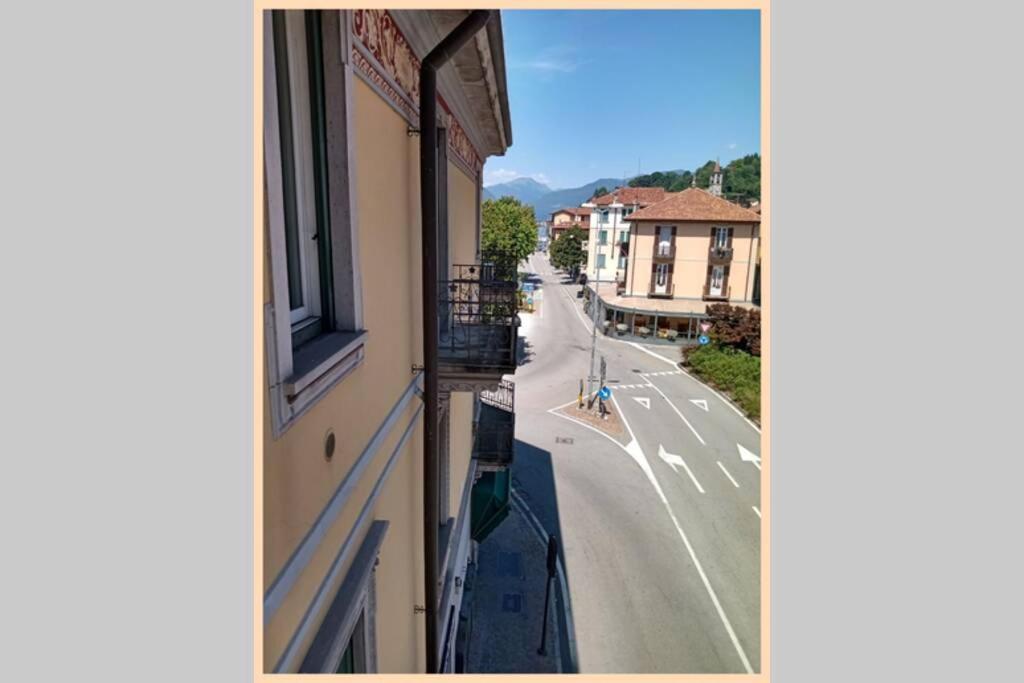 La Finestra Sul Lago, Appartamento In Pieno Centro Laveno Exterior foto